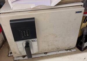 【作業日誌】群馬県前橋市 業務用金庫のテンキー破損をバイパス解錠