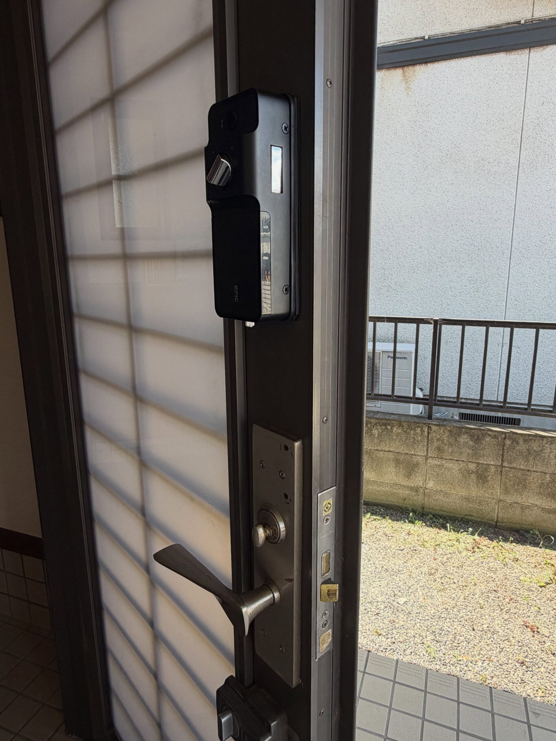 スマートロック取付前の玄関ドア錠前部分