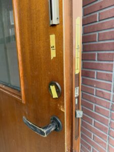 GOAL社の錠前を加工取付している様子