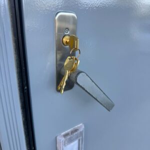 シリンダー交換が完了した玄関ドア