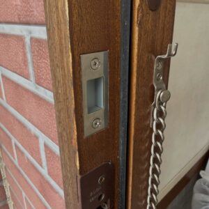交換が完了した輸入住宅の玄関