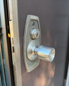 築40年近い前橋市の戸建て、玄関ドアノブがグラグラしている様子
