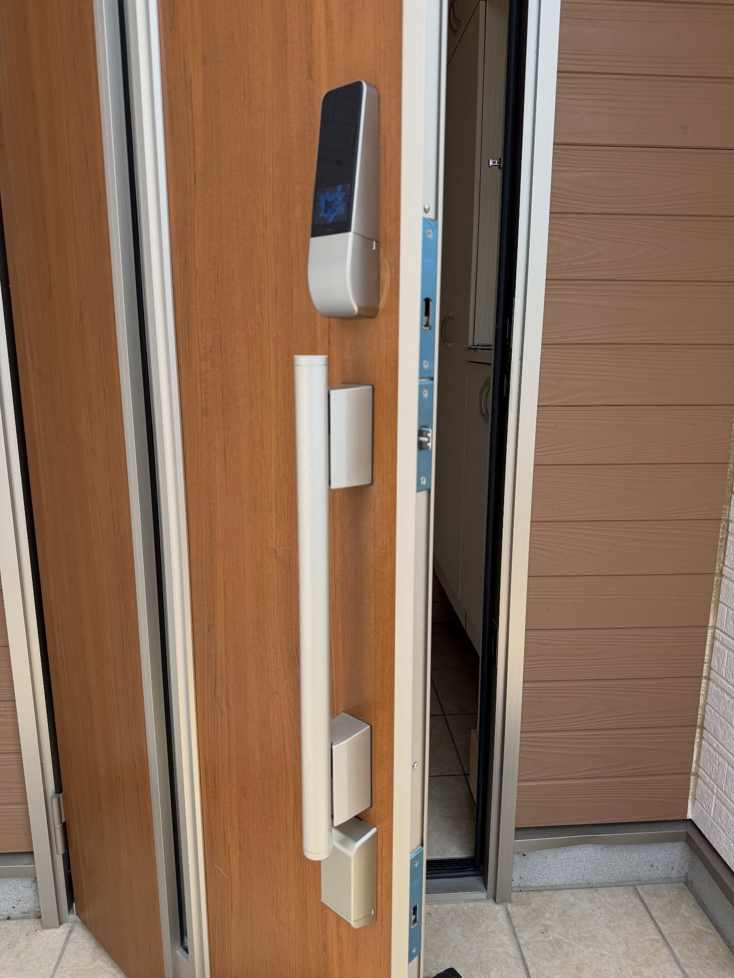 伊勢崎市の中古住宅の玄関ドア外観