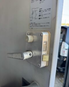 垂れ下がったレバーハンドル
