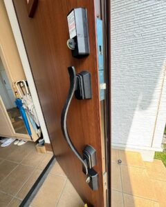 上下2ロックが連動するスマートロックの外観