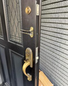 サッシ屋さんに交換を断られた古い装飾錠