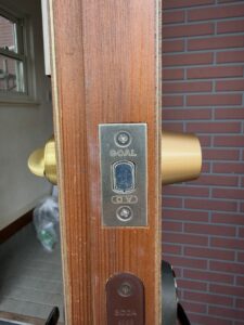 交換作業中の玄関ドア