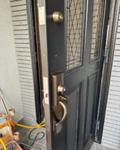 装飾錠の交換作業の様子