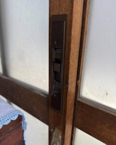 新しく取り付けた引戸錠(MIWA PSSL09)