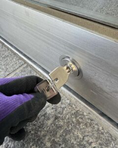 交換後の自動ドア用シリンダーと鍵